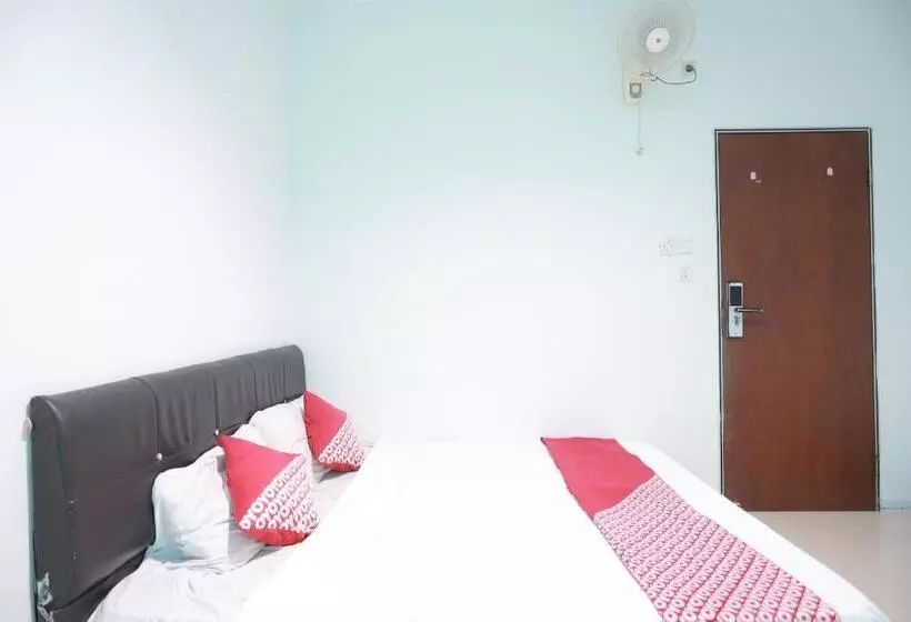 Hotelli Oyo 93131 Mamapapahouse