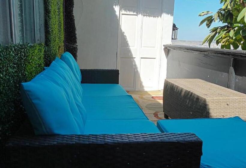 Пансион Tree Cabin