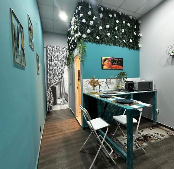 تختخواب و صبحانه Urban House