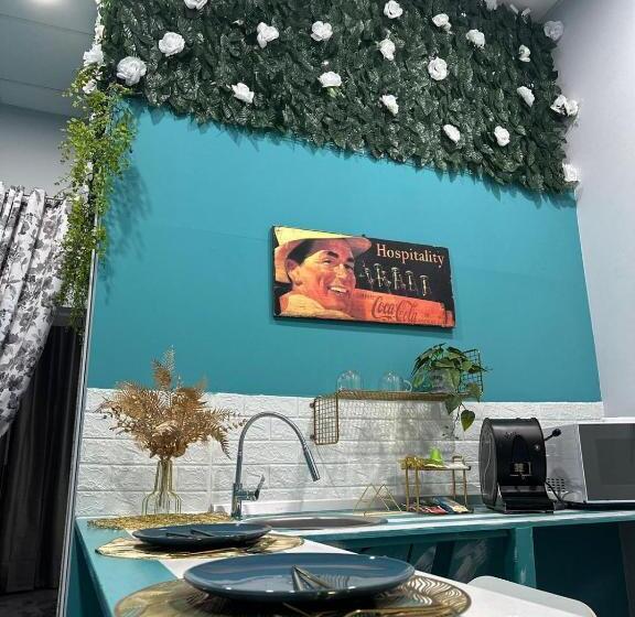 تختخواب و صبحانه Urban House