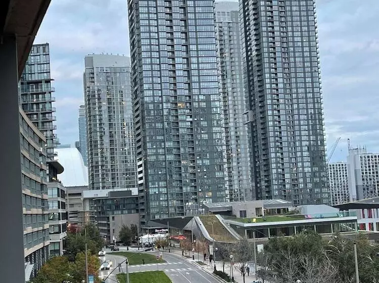 هتل 151 Dan Leckie Way