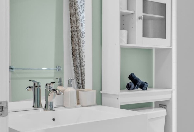 Hotel 151 Dan Leckie Way