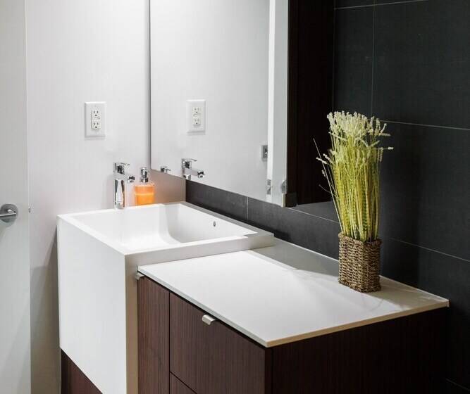 Hotel 151 Dan Leckie Way