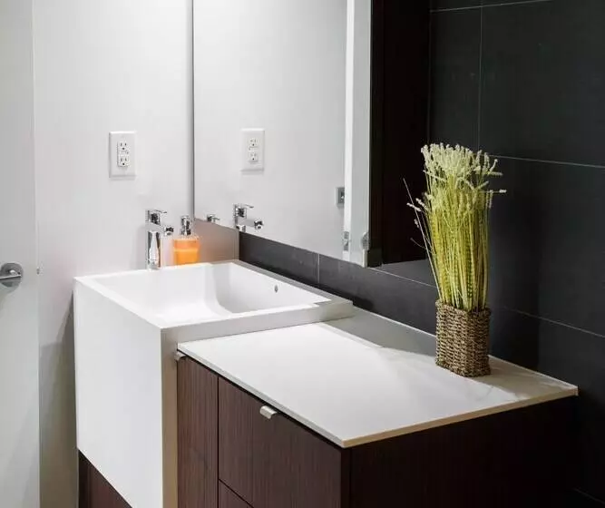هتل 151 Dan Leckie Way