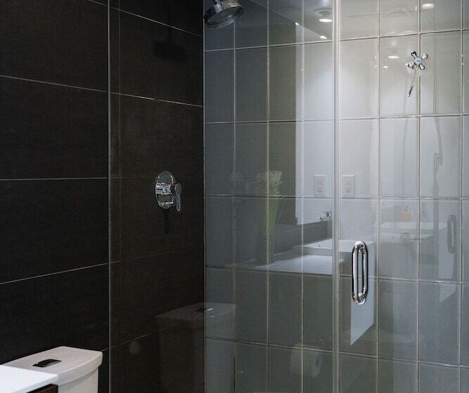 Hotel 151 Dan Leckie Way