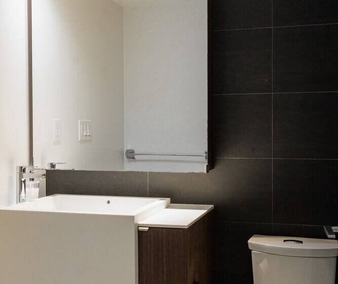 Hotel 151 Dan Leckie Way