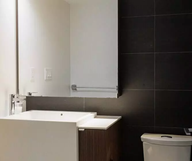 هتل 151 Dan Leckie Way