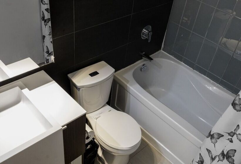 Hotel 151 Dan Leckie Way