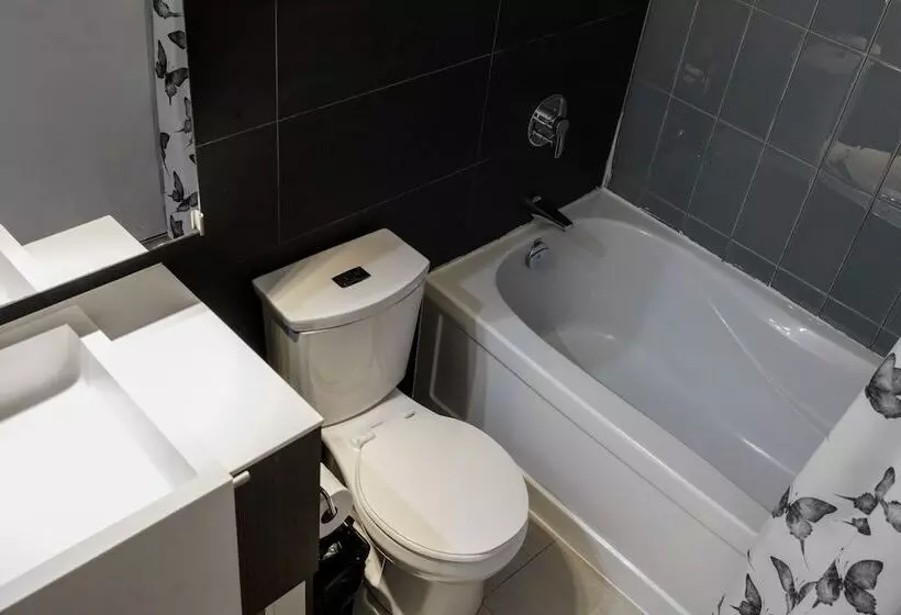 هتل 151 Dan Leckie Way