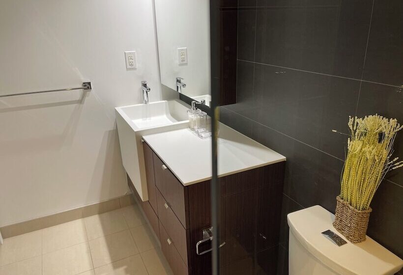 Hotel 151 Dan Leckie Way