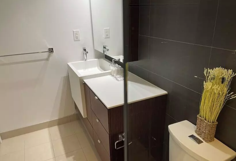 هتل 151 Dan Leckie Way
