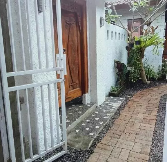 ペンション Buratwangi Tropis House