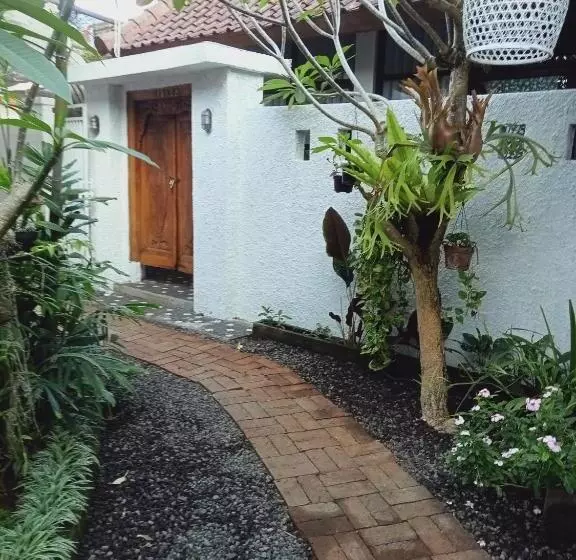 ペンション Buratwangi Tropis House