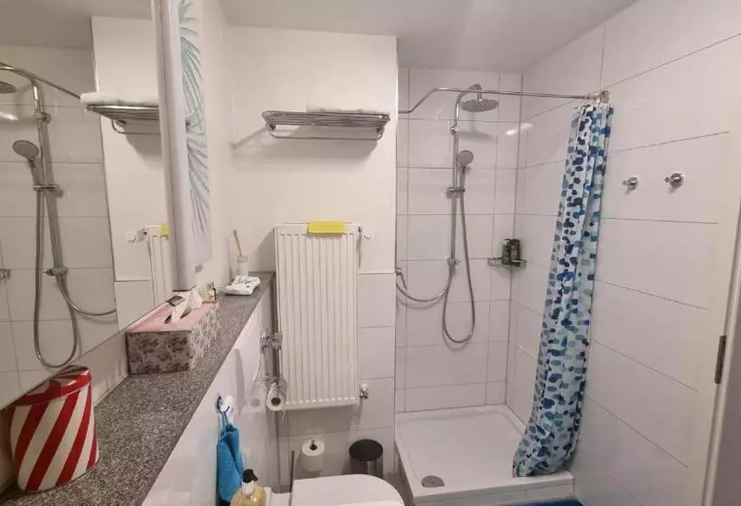 پانسیون Ferienzimmer Bei Thomas   Gemütliches Schlaf  Und Wohnzimmer Mit Modernem Bad