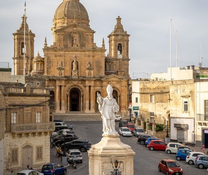 پانسیون Room In Guest Room The 10 Square A Townhouse Situated In The Heart Of Siggiewi Village Square