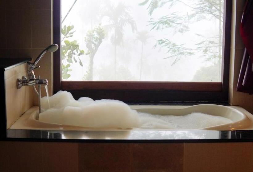 Lomakeskus Rain Clouds Wayanad Forest Retreat   The Best Couple Friendly Private Cottages With Bathtub #secures