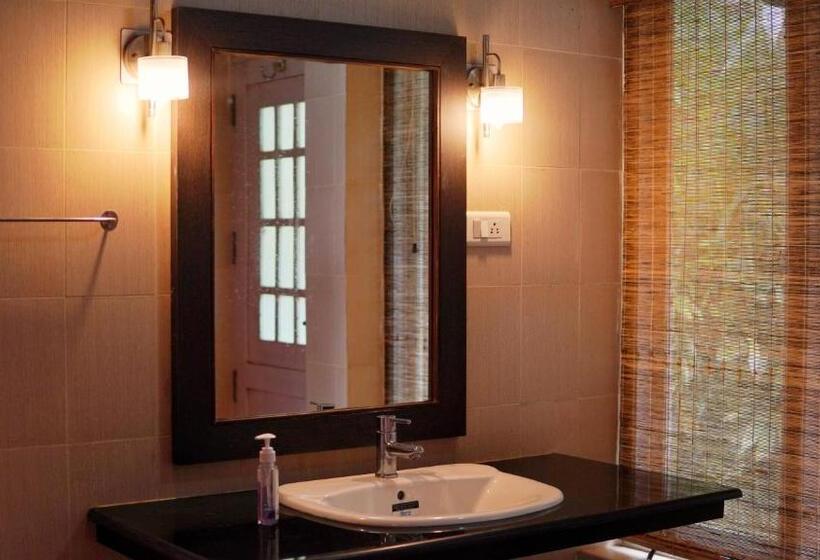 Lomakeskus Rain Clouds Wayanad Forest Retreat   The Best Couple Friendly Private Cottages With Bathtub #secures