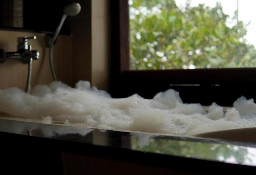 Lomakeskus Rain Clouds Wayanad Forest Retreat   The Best Couple Friendly Private Cottages With Bathtub #secures