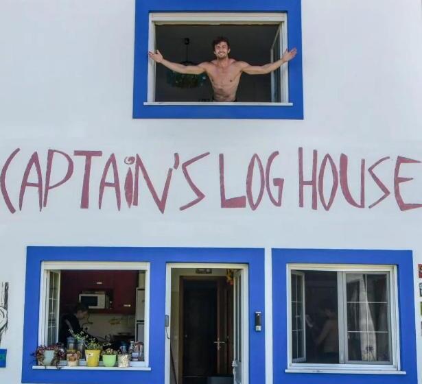 ホテル Captains Log House