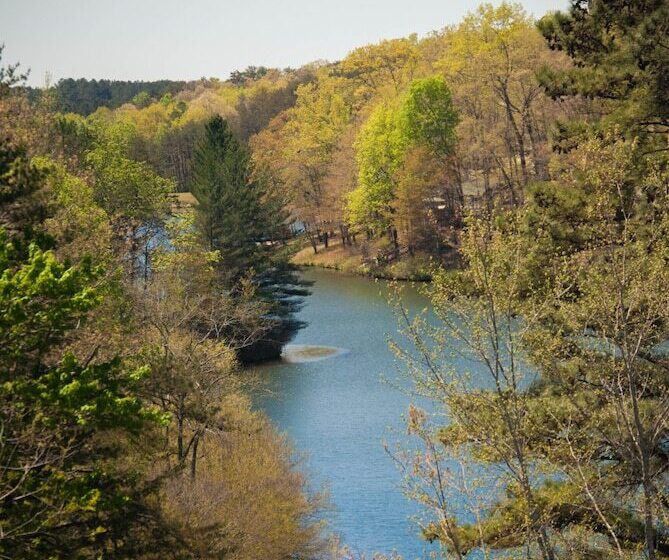 Отель Country Hideaway At Mountain Lakes Resort