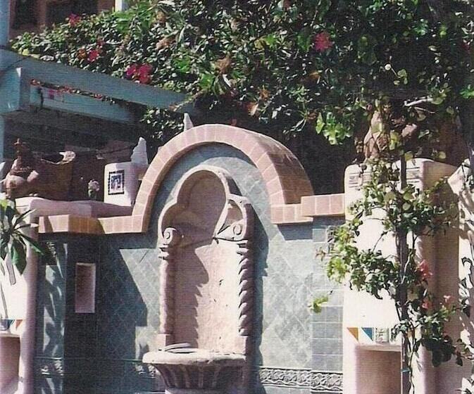 Отель Les Artistes Inn