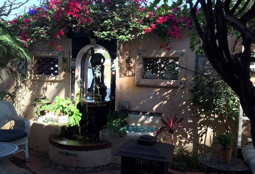 Отель Les Artistes Inn