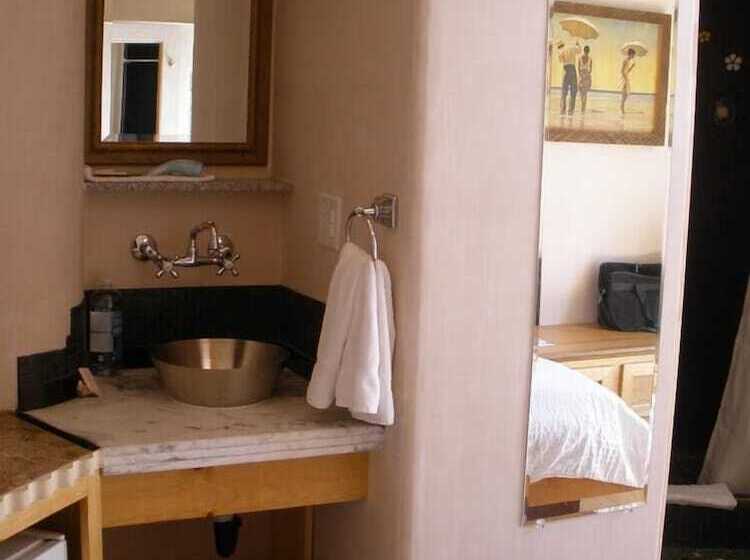 Отель Les Artistes Inn