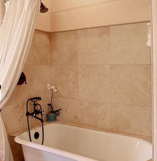 Отель Les Artistes Inn