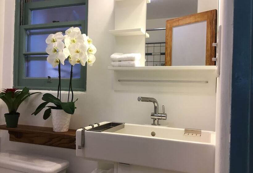 Отель Les Artistes Inn