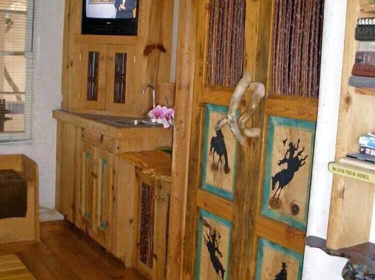 Отель Les Artistes Inn