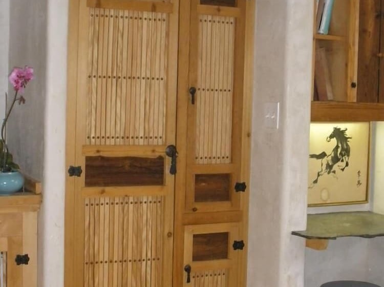 Отель Les Artistes Inn