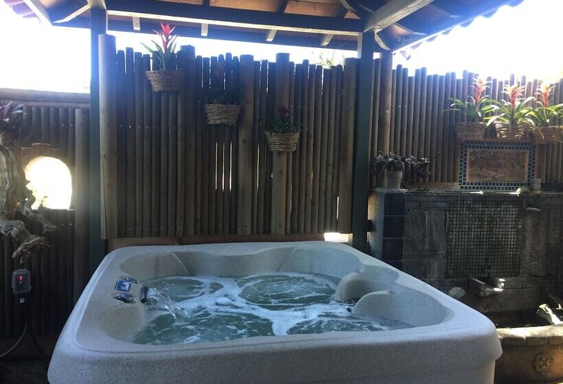 Отель Les Artistes Inn