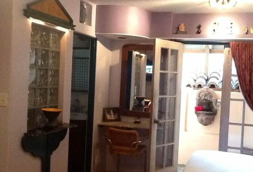 Отель Les Artistes Inn