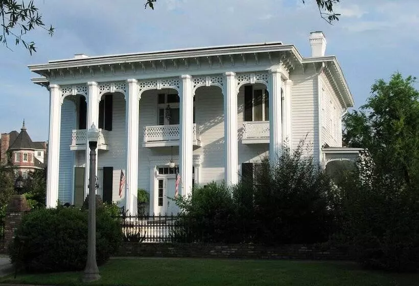 هتل Shadowlawn Bed And Breakfast