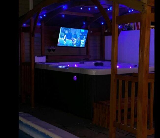 בית מלון כפרי Bassement Whit Jackuzzi And Pool