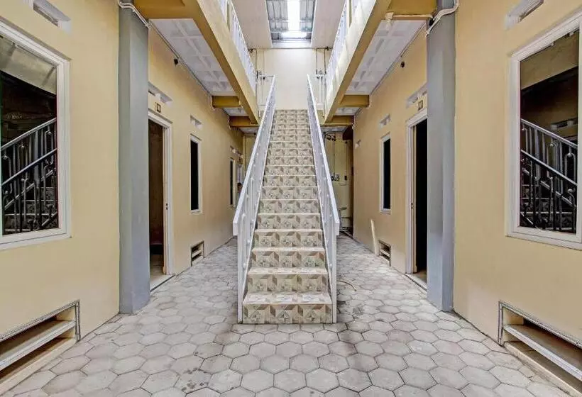 Hotelli Oyo 93034 Ayri Home