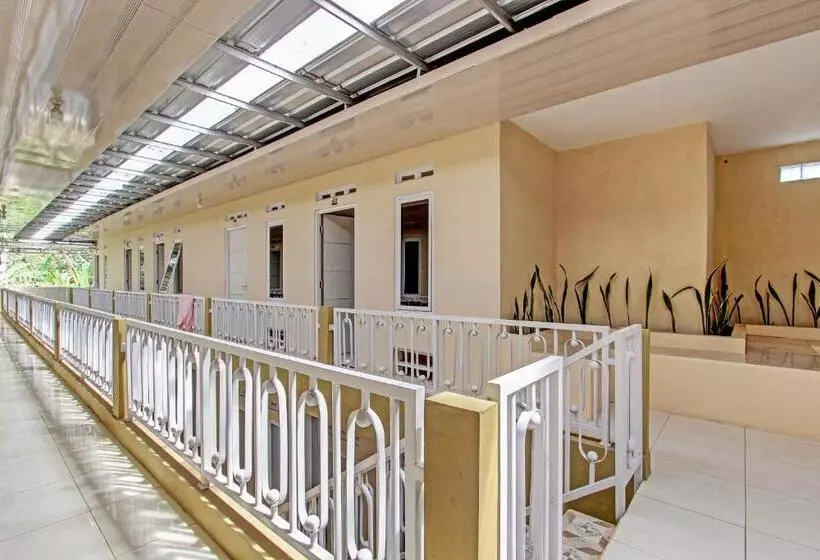 Hotelli Oyo 93034 Ayri Home