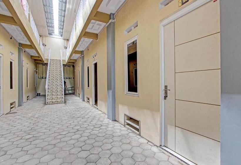 ホテル Oyo 93034 Ayri Home