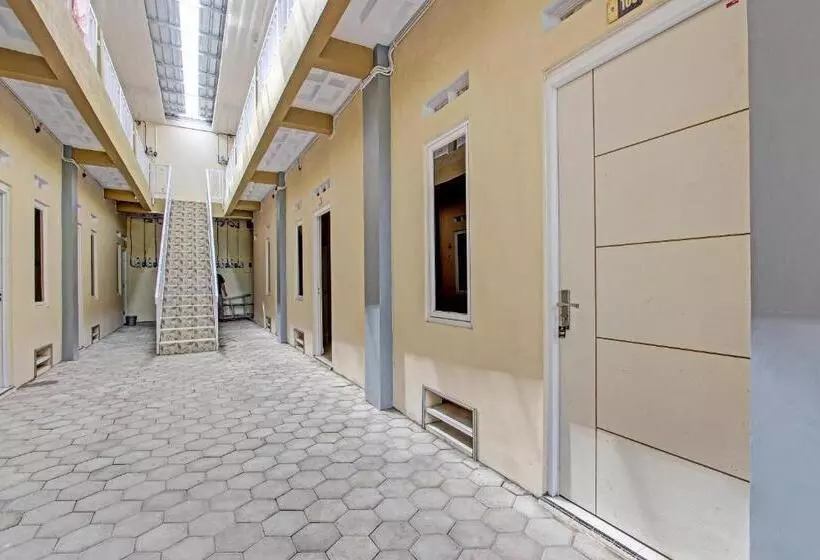 Hotelli Oyo 93034 Ayri Home