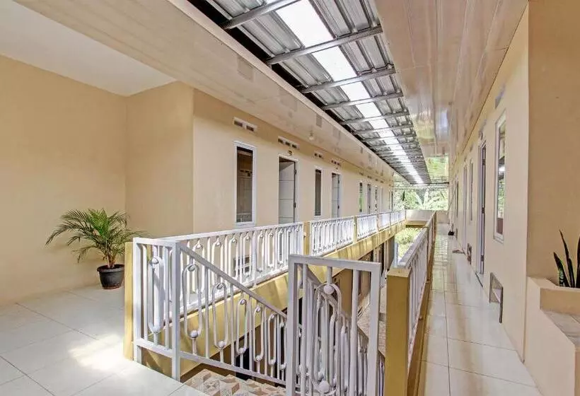 Hotelli Oyo 93034 Ayri Home