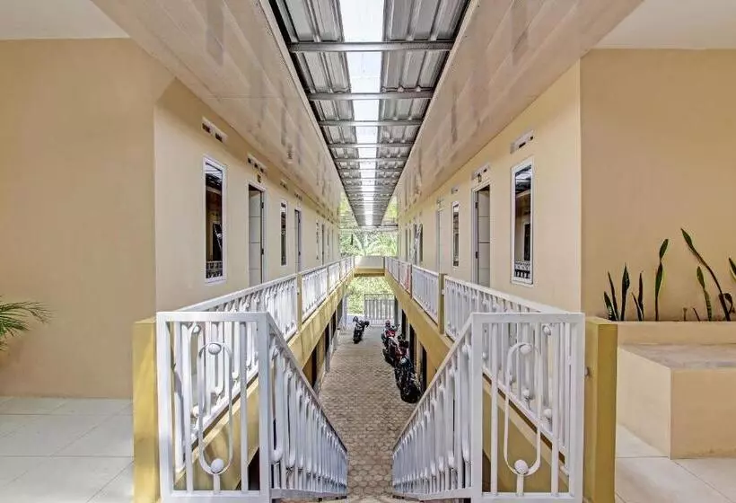 Hotelli Oyo 93034 Ayri Home