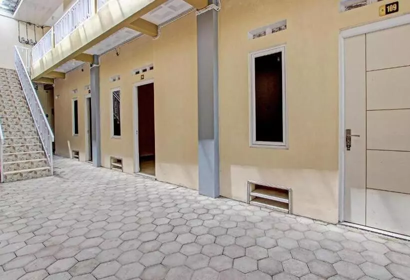 Hotelli Oyo 93034 Ayri Home