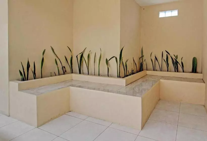 Hotelli Oyo 93034 Ayri Home