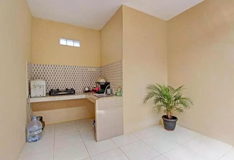 Hotelli Oyo 93034 Ayri Home