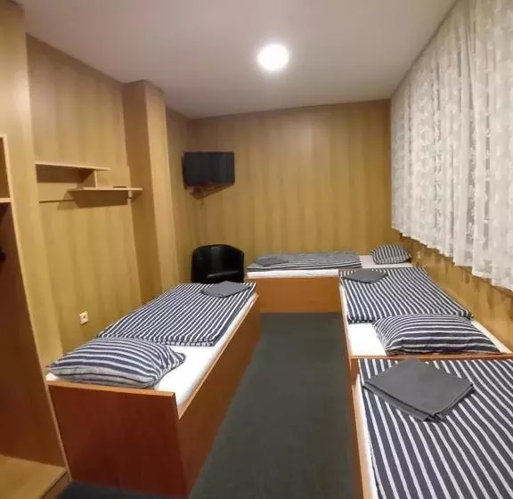 Hotelli Zimní Stadion Slaný