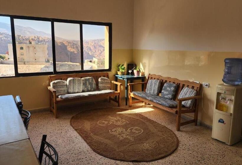 تختخواب و صبحانه Window On Petra