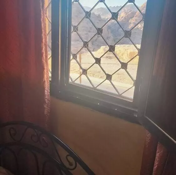 تختخواب و صبحانه Window On Petra