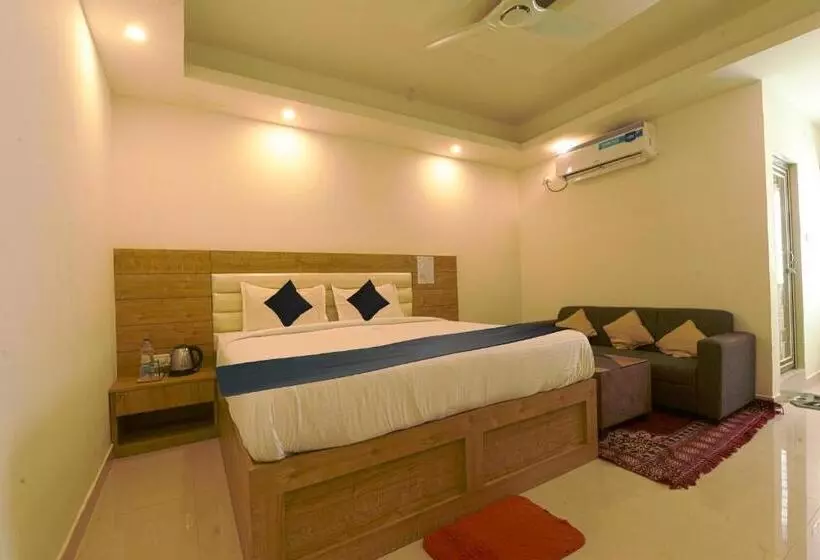 Aura Hotel Rajdhani Residency