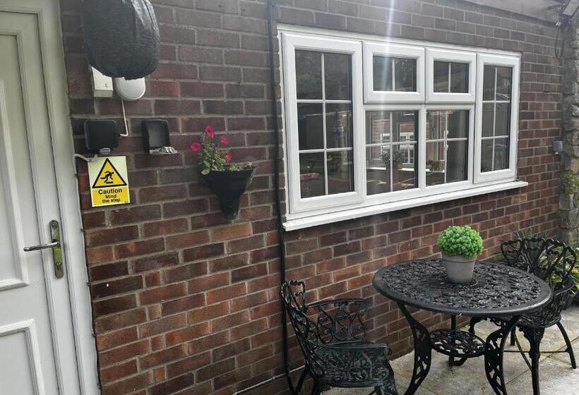 ベッドアンドブレックファースト Crown & Anchor