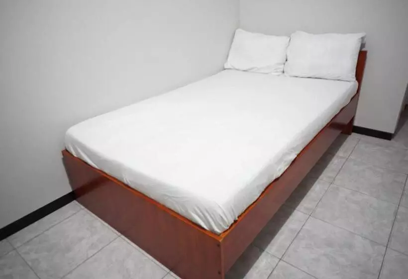 ホテル Oyo Life 93045 Kost Putra Bu Ketut